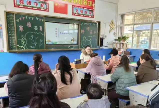 家庭交流辅导线上线下联动让家长教育辅